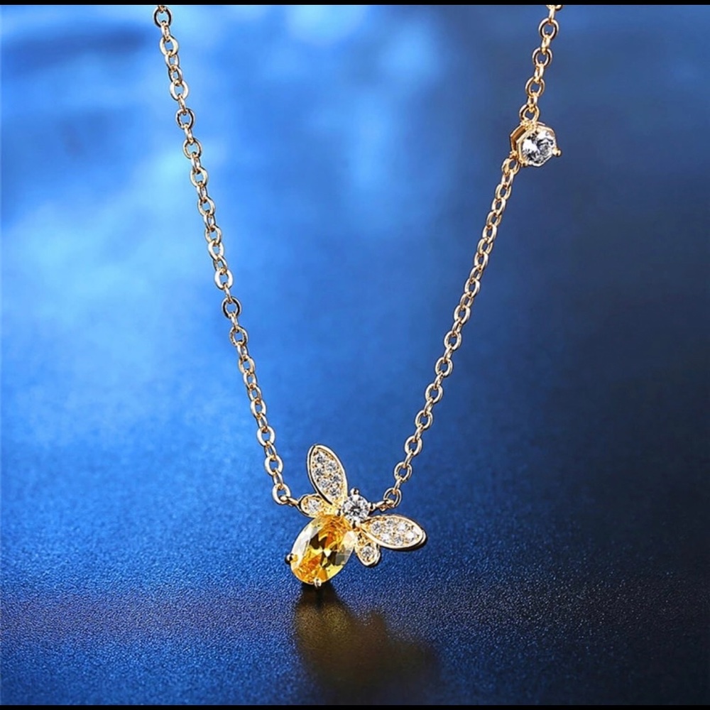 👛 LAST 1❗️Gold Tone Honey Bee 🐝 Crystal Necklace - Picture 4 of 8